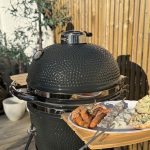 Bluegaz Kyoto Kamado Large med färdiggrillad skaldjurstallrik på sidobord