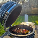 Grillspett grillas på Bluegaz Kyoto Kamado L