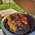 Bluegaz Kyoto Kamado Large med majskolvar och kycklingklubbor som grillas