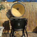 Bluegaz Kyoto Kamado Large med öppet lock sedd framifrån