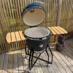 Bluegaz Kyoto Kamado Large med öppet lock sedd lite snett från vänster