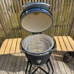Bluegaz Kyoto Kamado Large med öppet lock sedd uppifrån