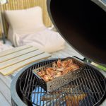 Bluegaz Kyoto Kamado Large med räkor som grillas i Bluegaz Premium Grillkorg