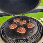 Bluegaz Kyoto Kamado Large med smashburgers på runt stekbord
