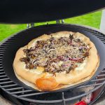 Bluegaz Kyoto Kamado Large med svamppizza på runt stekbord