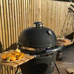 Bluegaz Kyoto Kamado Large med tallrik med apelsinhalvor på sidobord