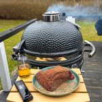 Bluegaz Kyoto Kamado Large med tallrik med högrev ligger på sidobord