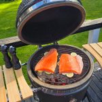 Bluegaz Kyoto Kamado Large med två stora laxfiléer och citronskivor