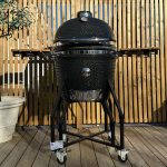 Bluegaz Kyoto Kamado Large på trädäck sett framifrån