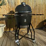 Bluegaz Kyoto Kamado Large på trädäck sett lite snett från vänster