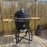 Bluegaz Kyoto Kamado Large på trädäck sett snett från vänster