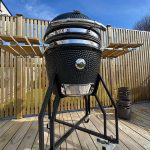 Bluegaz Kyoto Kamado Large på trädäck sett underifrån