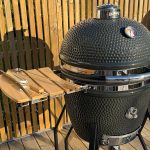 Bluegaz Kyoto Kamado Large rökflismatare och askskrapa ligger på vänster sidobord