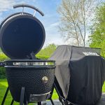 Bluegaz Kyoto Kamado Large står bredvid Bluegaz gasolgrill med grillöverdrag