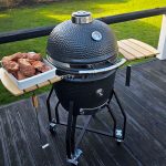 Bluegaz Kyoto Kamado Large står med stor form med massor av nötribs på sidobord