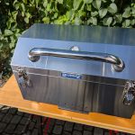 Bluegaz T10 Bärbar gasolgrill står på bord