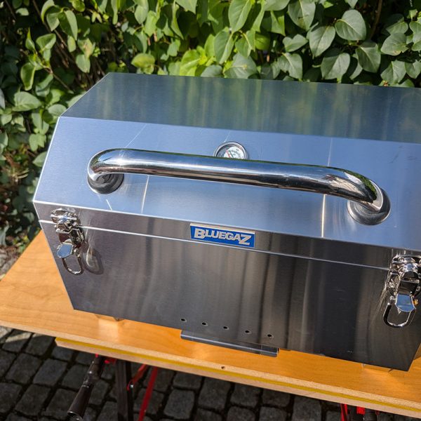 Bluegaz T10 Bärbar gasolgrill står på bord