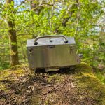 Bluegaz T10 Bärbar Gasolgrill står på en kulle i skogen