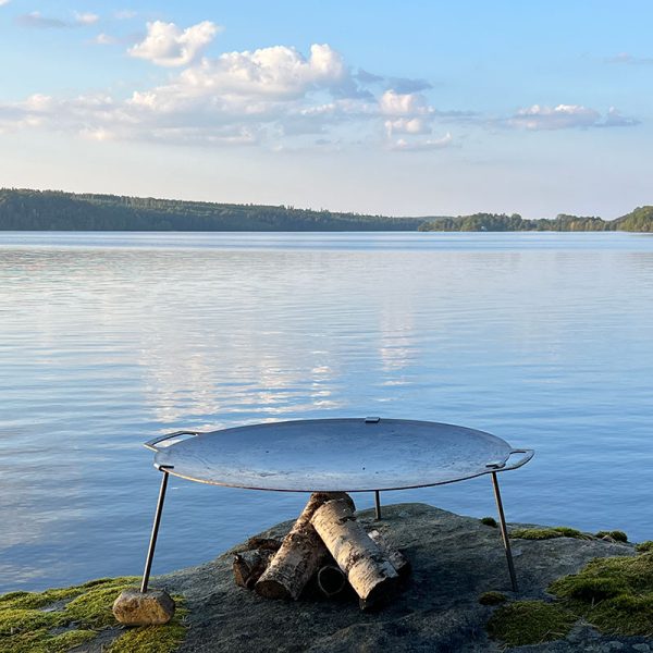 Bluegaz Timsfors Stekhäll set eld 70 cm med sjön i bakgrunden