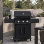 Bluegaz X300 Gasolgrill framför stenvägg