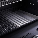 Bluegaz X300 Gasolgrill grillgaller bredvid övre och lägre flamtämjare
