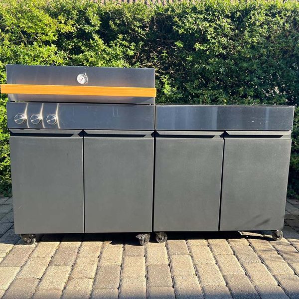 Bluegaz Z Gasolgrill och sidomodul på uteplats sett framifrån