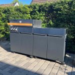 Bluegaz Z Gasolgrill och sidomodul på uteplats sett från vänster