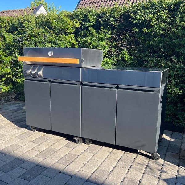 Bluegaz Z Gasolgrill och sidomodul på uteplats sett från vänster