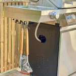 Bluegaz Z501 Gasolgrill rostfri krokar på sidobord med verktyg