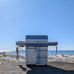 Bluegaz Z501 Gasolgrill rostfri på trädäck med hav i bakgrunden