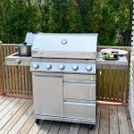Bluegaz Z501 Gasolgrill Rostfri på trädäck med kastrull på sidobrännare