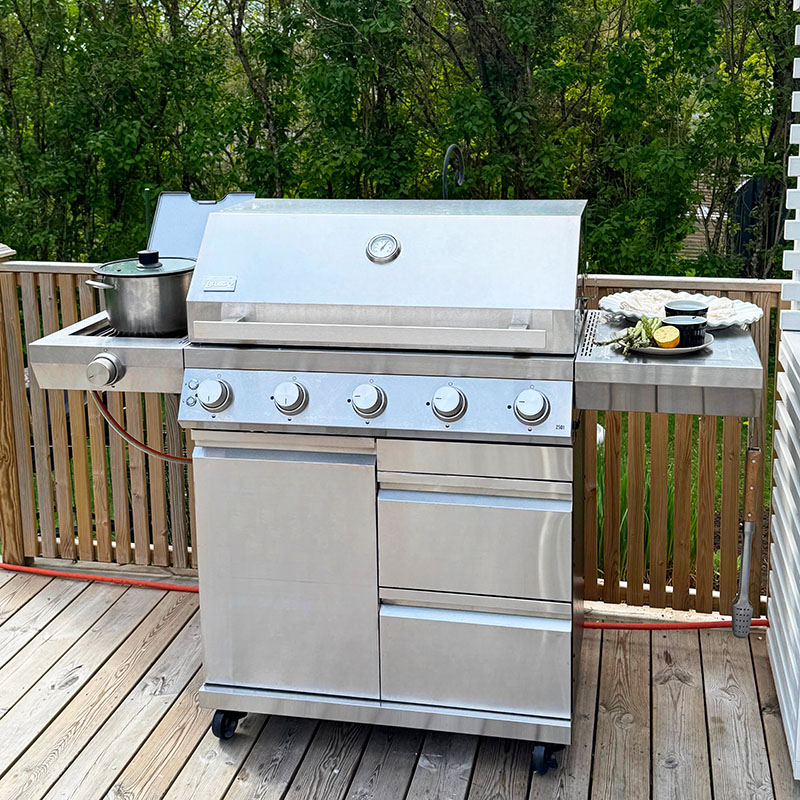 Bluegaz Z501 Gasolgrill Rostfri på trädäck med kastrull på sidobrännare