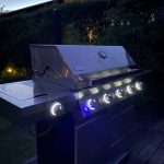 Bluegaz Z501 Gasolgrill rostfri under kvällstid med LED-belysning igång