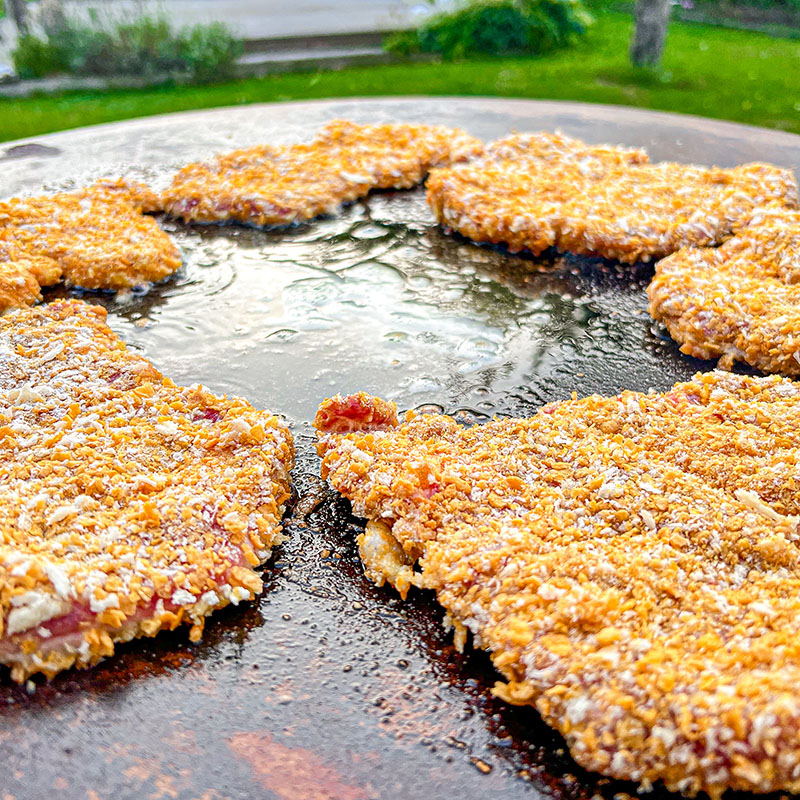 Schnitzlar steks i olja och smör på Bluegaz Timsfors Stekhäll 70 cm