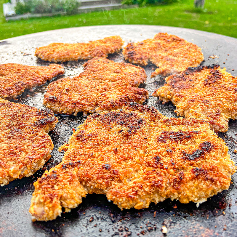 Färdigstekta schnitzlar på Bluegaz Timsfors Stekhäll 70 cm