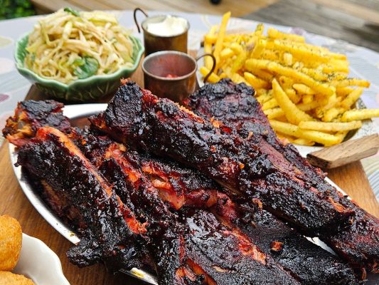 Rökta revben med en mustigt klibbig bourbon- och chiliglaze, pommes och coleslaw