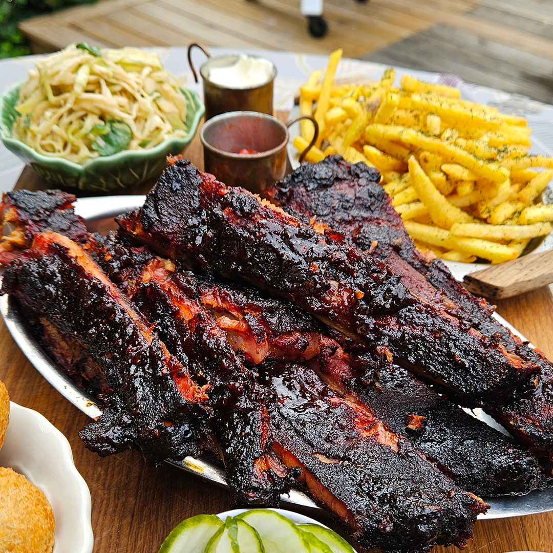 Rökta revben med en mustigt klibbig bourbon- och chiliglaze, pommes och coleslaw