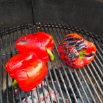 Röda paprikor grillas på Bluegaz Kyoto Kamado XL