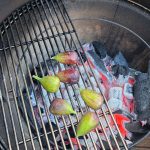 Schalottenlökar grillas på Bluegaz Kyoto Kamado XL