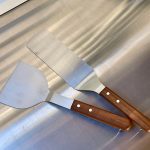 Bluegaz Elite Burger Flipper ligger bredvid Bluegaz Elite Stekspade