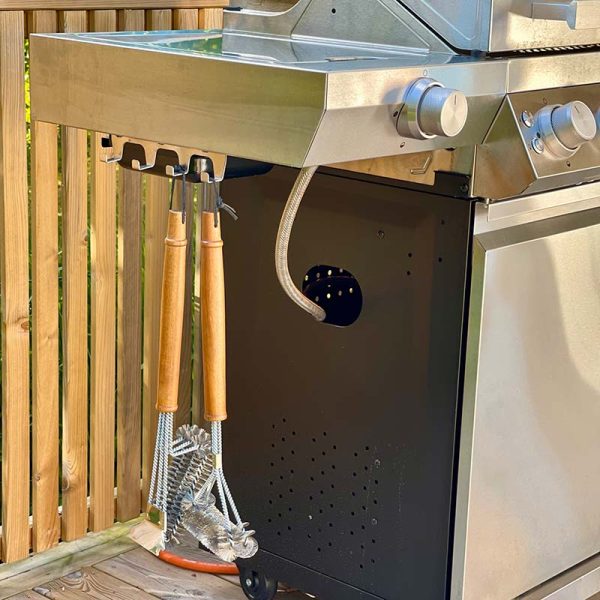 Bluegaz Elite Grillgallerborstet trippel hänger bredvid grillgallerborste dubbel på grill
