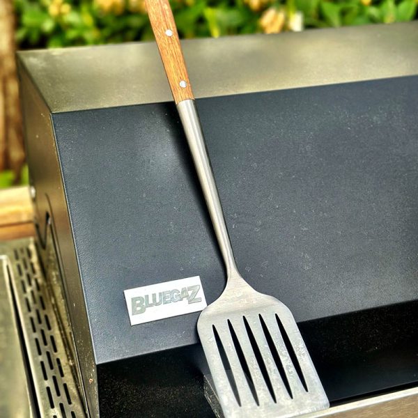 Bluegaz Elite Grillspade ligger på grillhuv