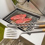 Bluegaz Elite Grilltång bredvid Elite Grillspade på sizzle burner