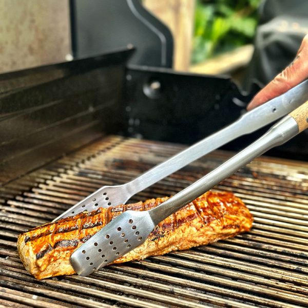 Bluegaz Elite Grilltång greppar köttbit på grill