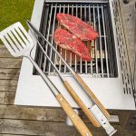 Bluegaz Elite Grilltång ligger bredvid Elite Grillspade