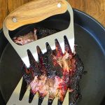 Bluegaz Elite pulled pork gafflar på tallrik ovanför kött som rivs isär