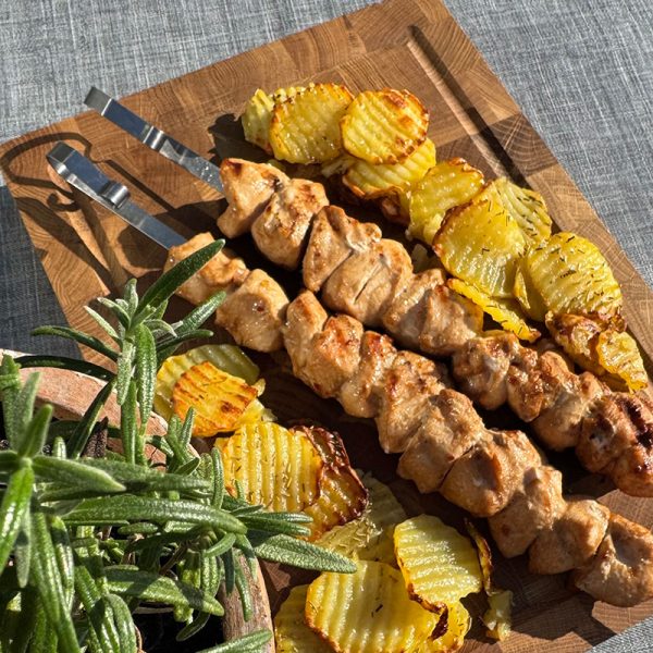 Bluegaz Grillspett 4-pack med kyckling bredvid räfflad potatis