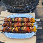 Bluegaz Grillspett 4-pack med kyckling och grönsaker på sidobord