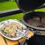 Bluegaz grillspett 4 pack med marinerade kycklingbitar med örter bredvid kamadogrill