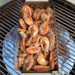 Bluegaz Premium Grillkorg med räkor på grillgaller sett uppifrån